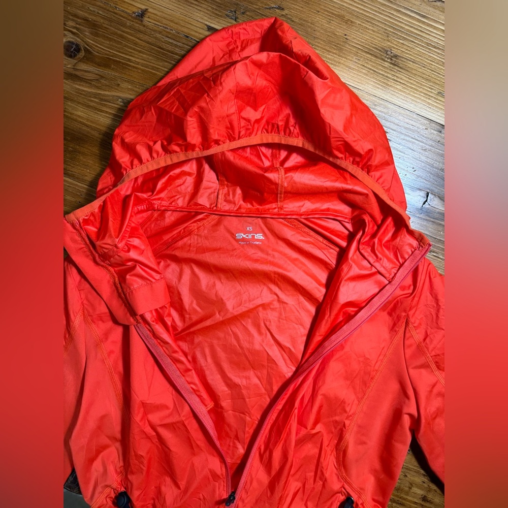 Skins Women Gylle Engineered Hooded Lightweight Wind Breaker Jacket Coral Red XS - Picture 2 of 15